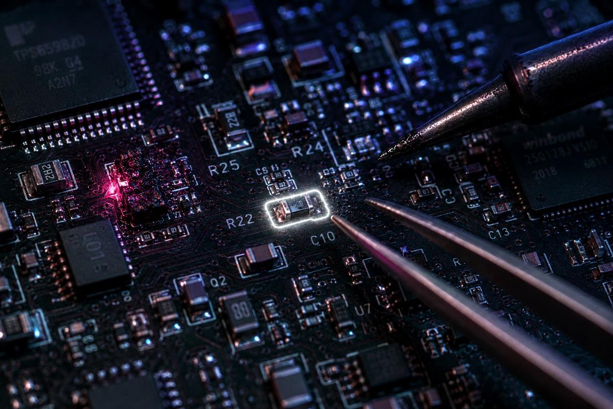 SMD-компоненты на плате после ремонта или доработки