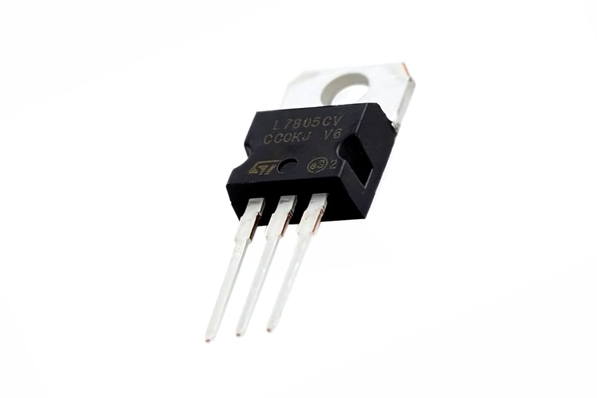LM7805 (линейный стабилизатор напряжения), 1.5 А, 5 В