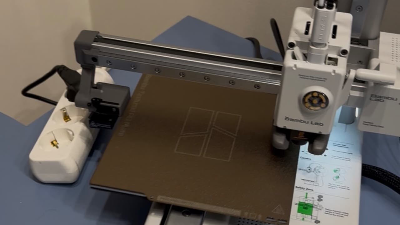 Фотография к вопросу «Можно ли печатать нейлоном на Bambu Lab A1 Mini с клеем БФ-2?» 1